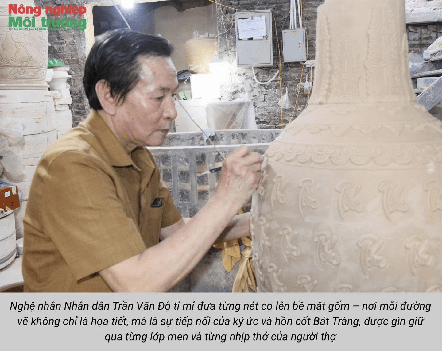 Nghệ nhân Trần Độ vẽ hoa văn trên tác phẩm gốm tại xưởng